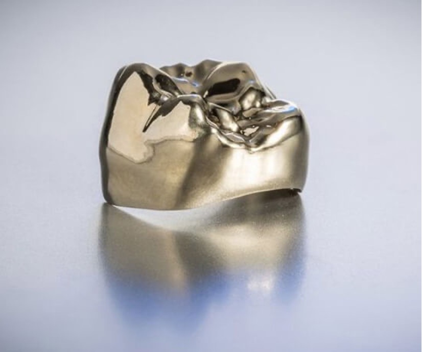 Metal crown in Lahore